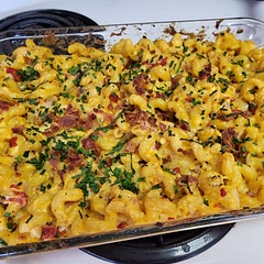 This was probably the most unhealthy thing I've ever cooked. I had no idea before I started that it needed so much butter and cheese! I only put one pack in because I couldn't imagine two bags of cheese.
It made enough to feed a family of six!
It wouldn't fit in my cast iron so I used a pirex. Also skipped the panko and used 3 cups of milk.
It's obviously delicious. Lol