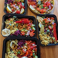 I added a few extras that I had knocking around but the base ingredients and especially the dressing was super tasty and good for keeping energy up after lunch! ⭐👍