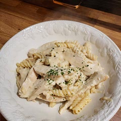 Really tasty and very easy to make. Goes very well with garlic bread slices, recommend!