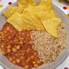 Added 1 tsp hot chilli powder and 1 tsp mild chilli powder instead of fresh chilli, plus grated dark chocolate, 1 tsp sweet smokey paprika