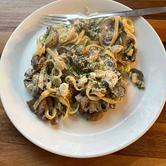 I didn’t use a broth , just put pasta water in the pan then cream. Also used garlic infused oil instead of actual garlic. Fresh linguine so it was super fast to make, tasted great and a really filling lunch .