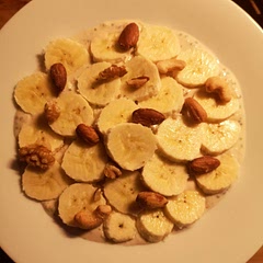 *in Michael Scott voices* I loOooove it!

What's not to love - it's cold oatmeal with peanutbutter, honey and bananas. I also out some nuts on top. Good stuff!