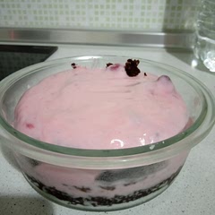 Split it into 2 layers and topped with strawberry yogurt. Very nice lazy cake 🍰