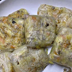 I recommend using 2 rice papers per roll; it made a bit more than a cup of leftover vegetables. The part that took the longest time was cutting the veggies. Overall the taste was very good.
