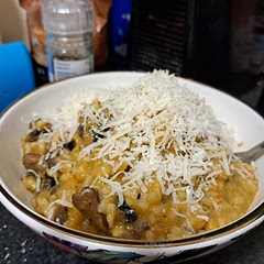 we have half the risotto to make arancini later! beautiful taste and we didnt take the mushrooms out (because i forgot)