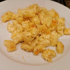 Used a mixture of cheddar, gruyere and Gouda, and a couple of melted cheese slices for creameness (there is no Velveeta here).
