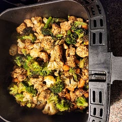 Use broccoli,  cauliflower and carrots. Air fried chicken and carrots for 8mins then added the broccoli and cauliflower for another 4 mins