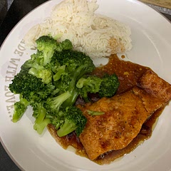 Really lovely dish. I served with rice and broccoli. I didn’t have the sriracha sauce, but it still tasted great. My children also really enjoyed it.