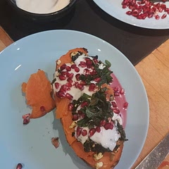 Etwas aufwendig, aber eins der besten vegetarischen Rezepte, die ich kenne! Besser kleinere Süßkartoffeln nehmen, es ist sonst viel zuviel. Die Garzeit haut mit den großen auch nicht hin (20min länger)