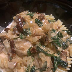 Made it with glutenfree pasta and glutenfree flour. I replaced the cheese with nutritional yeast and made smaller chicken pieces. But it’s a really easy a delicious dish 🌟