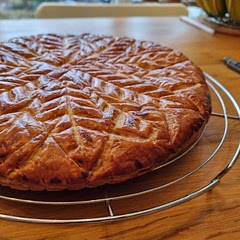 Bon ratio : 1.4x de frangipane en proportion :  2x la quantité de frangipane en disque de 24cm de diamètre => 1.43x la taille de la galette.
Prévoir 1.5cm de marge avec la pâte plutôt que 1.
