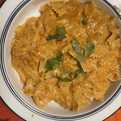 I didn't add the pasta water since that would have thinned the sauce too much. Simple but delicious 😋.