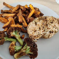 Cambié el brocoli por coliflor y se me quemó, utilicé otras especias para el pollo y lo hice todo en freidora de aire. El pollo quedó genial, muy jugoso y el plato en conjunto muy bueno.