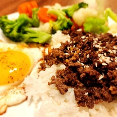 Left out the chili garlic paste because wife doesn't like spicy, the fried egg helped the dish 