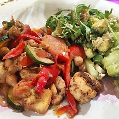Date night at home my awesome boyfriend chose this recipe and we complement the recipe with a side salad made with avocado, arugula, feta and garlic stuffed olives 👌🏻