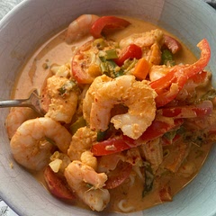 Delicious! Just used frozen stir fry vege in place of peas. Served with egg noodle.