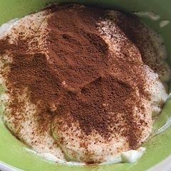 I made it without Philadelphia, instead I used 200g of greek yoghurt and 2 ladyfingers. It's 180 cal, tastes great and has 18g of protein😊