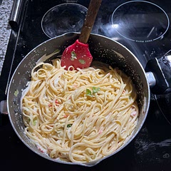 i made a crab alfredo. the recipe was really easy and good, i was pretty loose on the ingredients especially the garlic. 
definitely gonna have to use real parmesan next time