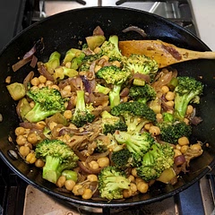 3.5/5⭐ Not bad but a bit bland despite all the various condiments added. Possibly because I used water instead of vegetable stock. I had to add sriracha at the end to enhance the taste.