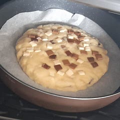 Je suis d'accord avec Maelle il faut moins de farine, 
il y en a trop !!!
J'ai rajouté des carré de chocolats sur le dessus et aussi dans le cookie