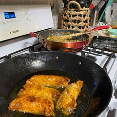 Used 50/50 mix of burger and sausage and a splash of chili oil in the fry pan. Tasted  more like an empanada than a egg roll, but was delicious just the same.
