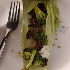 Had only Romain lettuce but it turned out good! I put the rice on the lettuce and then the ground beef and sauce on the rice. 