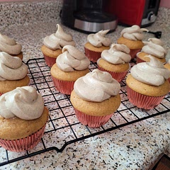 The brown butter frosting was peeeeerfect with the pumpkin cupcake!