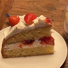 I didn’t have thickened cream, so instead I whisked 1 part whipped cream and 1 part mascarpone with some vanilla sugar together and added granulated sugar until it tasted good. That was also delicious!
