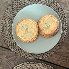 Crispy outside, chewy inside. A bit too oily tastes but at least best cookie recipe result I got so far! 8/10