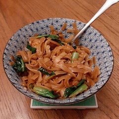 Hit the spot for a fairly greasy Asian noodle dish. I added onion, used a bit more Chinese broccoli than called for, and made tofu instead of chicken.