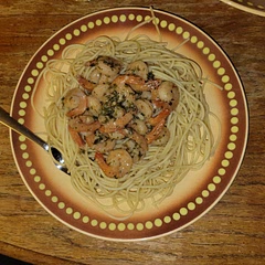 Made this for my partner and I for valentines day :) he loved it! It's a great dish to make someone feel special. You can eat the tails, but he didn't like it that way and took them off after I took the picture 😂