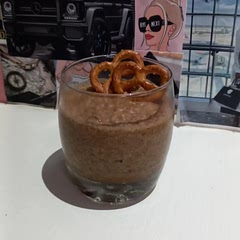 Excellent recipie :)
I swapped the dark chocolate for milk chocolate, and the yoghurt for heavy cream. Delicious. 