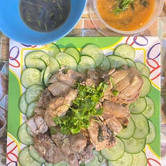 Made this for my birthday dinner 💖
Made the chili ginger and garlic sauce with sriracha, then grated the ginger, and garlic and added the scallions in the sauce instead of making a separate one for it (like in other recipes) haha. Also used kintsay instead of coriander leaves since I couldn’t find some in the market earlier.