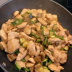 Mushrooms -> egg plant 🍆
Added green beans 

Sugar in sauce -> honey 🍯
Added sweet chili sauce

Turned out really delicious