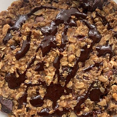 It was very delicious and the chocolate chips added a creaminess to it! Definitely eat it while it’s still warm! (The drizzle on top is just cocoa power mixed with a drop of milk!!)