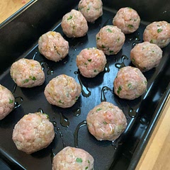 Fantastic recipe, so tasty! Big hit with my family. Halved meatball recipe quantity and rolled up 45g each meatball. Also halved sauce but, next time would do 2/3 sauce for half recipe meatballs as my family likes lots of sauce! 😆