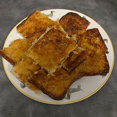 I didn’t have a circular baking tray so I made a square one! So tasty 😍