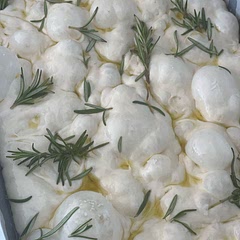 Most awesome Foccaccia recipe.. there were soooooo many bubbles. So it is not only super tasty it also gives so much fun and joy while baking 🤗