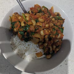 I've been looking for recipes to try black eyed peas as I've had a can sat in my cupboard for ages !

This was really yummy but I think the ginger matchsticks were a bit much for me. I might try chopping it smaller next time 