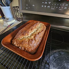 Used 4 bananas, added walnuts and extended time by 7 minutes. Smells amazing!