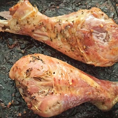 First time making turkey legs. It was easy to make and it was not that bad, but it was strong for my taste. Maybe I just don't like turkey 🤔 