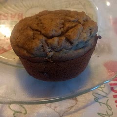 Usé harina común y salieron bien. Al abrir uno pensé que no se habían cocinado bien porque se veía como mojado, pero al tocar con el dedo estaba seco. Se ve que quedan humedos por la banana y la manzana. 
No le agregué ningún endulzante y quedaron dulzones igual. 
Me salieron 11 muffins aunque el segundo batch me salieron peticitos. Hay que llenarlos hasta el borde, porque se inflan, pero hasta ahí no más.  
La textura me salió super blandita y esponjosa como un bizcochuelo. Muy buena. 
Los hornié por 25 minutos más o menos con la perilla a las 7

Los preparé para la merienda. Me comí 3 😌😅😋

⭐⭐⭐⭐⭐