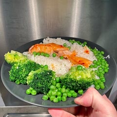 This was such a delicious and simple to make, i covered the salmon in sweet chilli stuck it in the oven and was able to focus on my veggies and rice. I was lazy and microwaved my veg, but if i was less lazy i’d definitely boil them to make a perfect meal. Salmon fell apart in my mouth and the texture was beautiful!

Could have used more spice though.

Such a nice and simple way to enjoy salmon :)