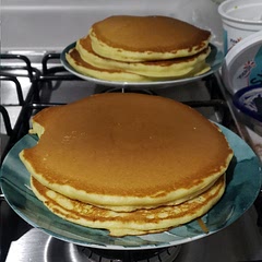 Le puse vainilla extra, hice doble batch y salieron 7 de bue  tamaño, use un poco menos de harina y quedaron bien