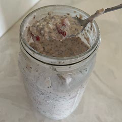 i read lots of complaints about the amount of chia seeds and thickness, but it was fine for me. I do wish there was a bit more flavor but that’s overnight oats for ya I guess ;)