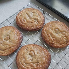 Really tasty and easy to make, all i would say is that the oven was a little too hot and burnt the edges. Will try turning down 10°c next time and see what happens. (I left out the nuts)