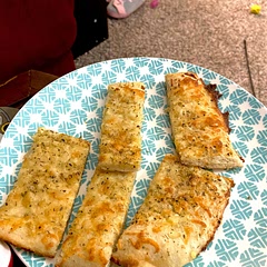 It’s bread, cheese, butter, and garlic. Hard to go wrong and is oh so good ❤️