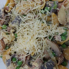 Really nice easy recipe. Quick too. I swapped the spaghetti for shells and the ham for pancetta and added in some mushrooms too