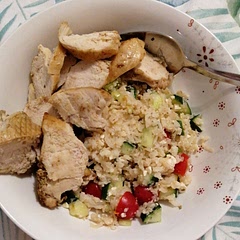 Nice and lemony. Added nandos sauce to add a bit of flavor to the chicken. Cut down on the oil a bit as well. About 2.5c of cauliflower rice from a fulk head of cauliflower. Went down well. Made about 3 servings as a main meal. 