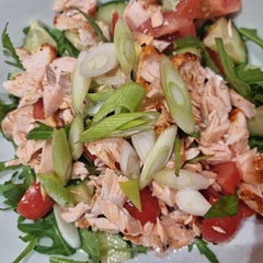 I flaked my salmon onto a mixed salad 🥗 and squeezed a lemon over the top. Lovely 😍